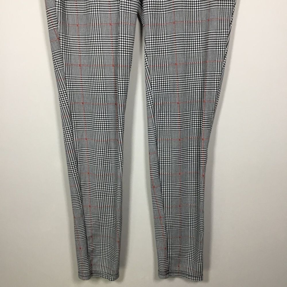 Plaid and houndstooth white black and red pull on leggings with pockets size M - Picture 3 of 7